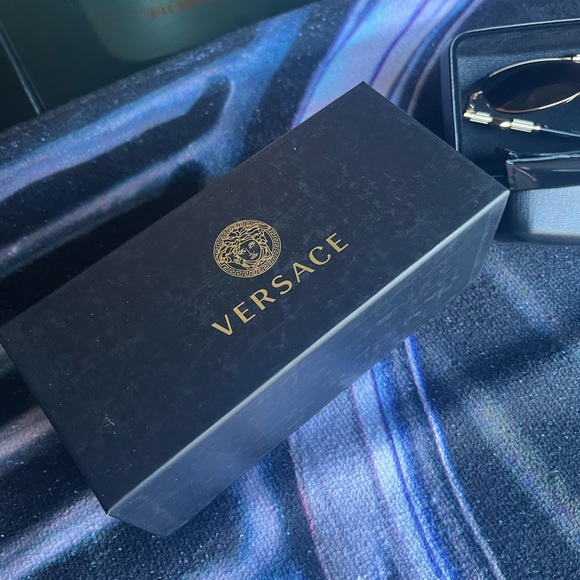 Versace brand new sunglasses 53 MM! Beautifully crafted in Italian fashion - Picture 8 of 13